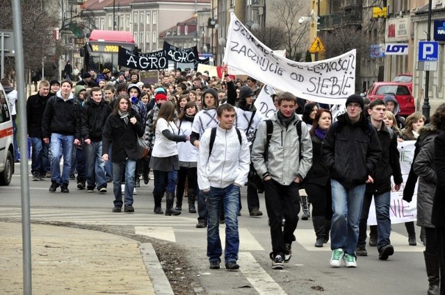Kilkuset uczniów, rodziców i nauczycieli z radomskich szkół demonstrowało na ulicach Radomia, nie zgadzając się na łączenie placówek w zespoły szkół.