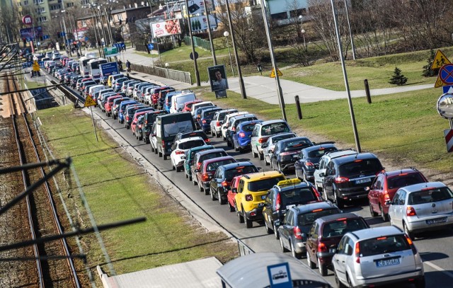 Już niedługo na drogach będziemy mogli zobaczyć samochody z zielonymi tablicami rejestracyjnymi. Które auta będą musiały takie posiadać? Sprawdź!Czytaj więcej na kolejnych slajdach ---->Dwa razy więcej fotoradarów na polskich drogach. Zobacz wideo!