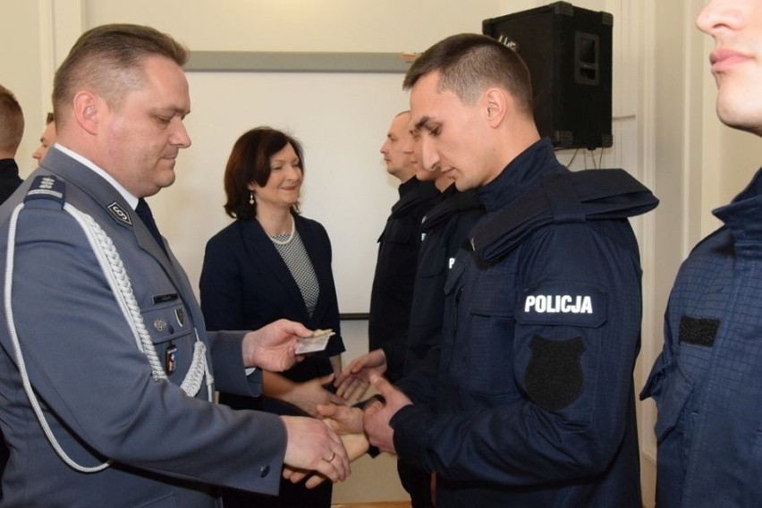 Nowo przyjęci policjanci po szkoleniu trafią do komend w Rzeszowie, Tarnobrzegu, Stalowej Woli i Kolbuszowej (zdjęcia)