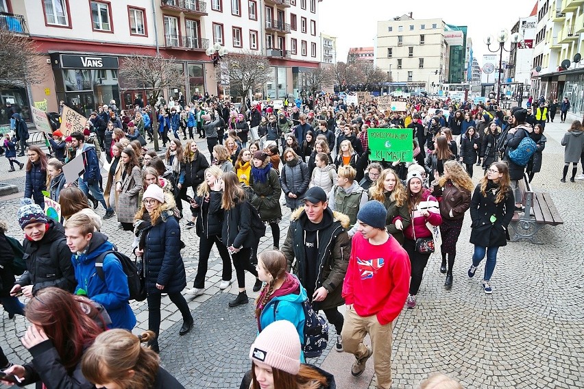 Młodzieżowy strajk klimatyczny w centrum Wrocławia. Uczniowie przeszli Świdnicką (ZDJĘCIA)