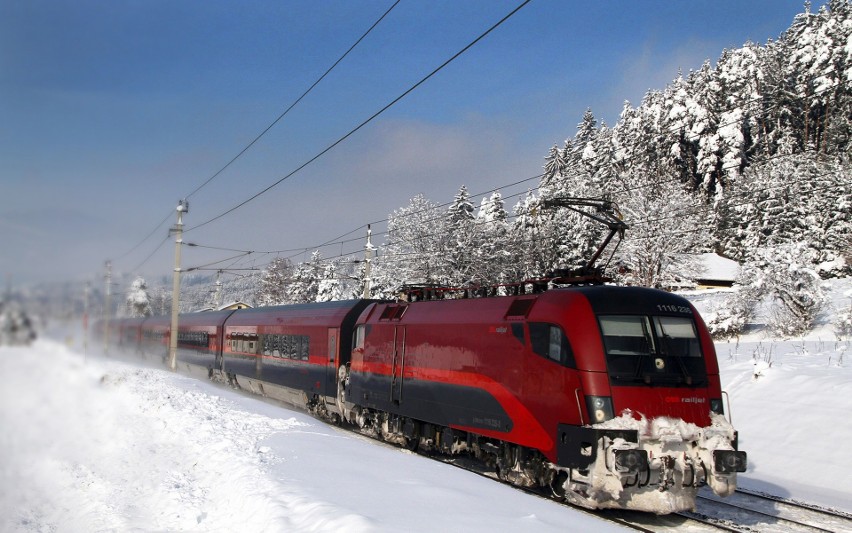 Pociąg linii Railjet w zimowej scenerii.