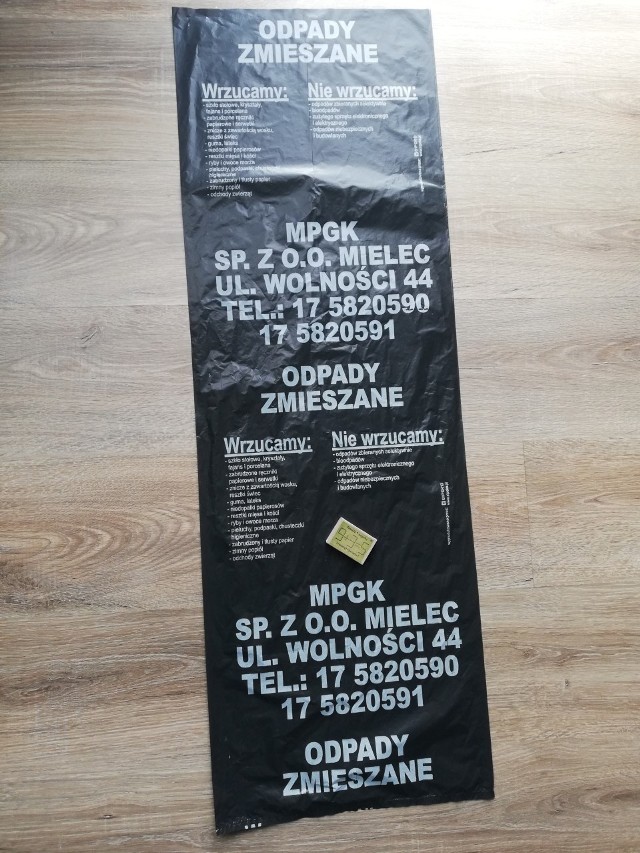 W zamian za  240-litrowe kosze mieszkańcy Tuszowa Narodowego  otrzymali takie czarne worki.