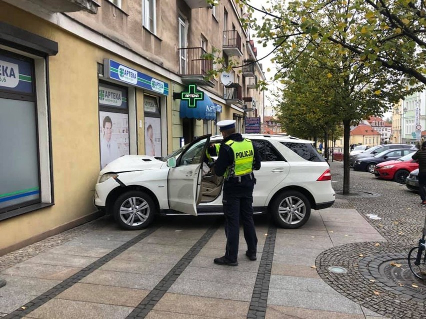 Białystok. Wypadek na ul. Suraskiej. Mercedes uderzył w...