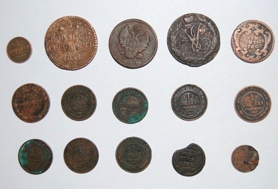 Zabytkowe monety znalezione u podróżnego.