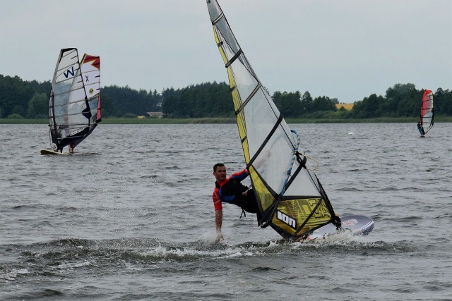 Kapryśna pogoda nie popsuła planów organizatorom. W sobotę nastąpiło wielkie otwarcie sezonu letniego w Wiecanowie. Sporą atrakcją były regaty windsurfingowe. Na gminnej plaży zarządzanej przez Mogilno Sport codziennie nad bezpieczeństwem czuwają ratownicy. Do dyspozycji wypoczywający są trzy boiska do siatkówki plażowej. Jest wypożyczalnia kajaków i rowerów wodnych, sprzętu sportowego i rekreacyjnego oraz leżaków. Jest wodny, dmuchany tor przeszkód dla dzieci, punkty gastronomiczne, pole namiotowe z prysznicem  i toalety przenośne. Dla cyklistów są stojaki na rowery oraz parkingi dla samochodów z miejscami dla osób niepełnosprawnych. Pospieszny do Kultury - odcinek 3