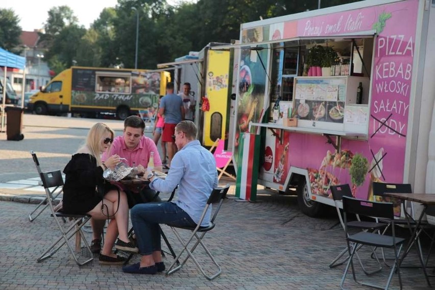 Letni zlot foodtrucków pod Galerią Kazimierz. Było naprawdę gorąco! [ZDJĘCIA]