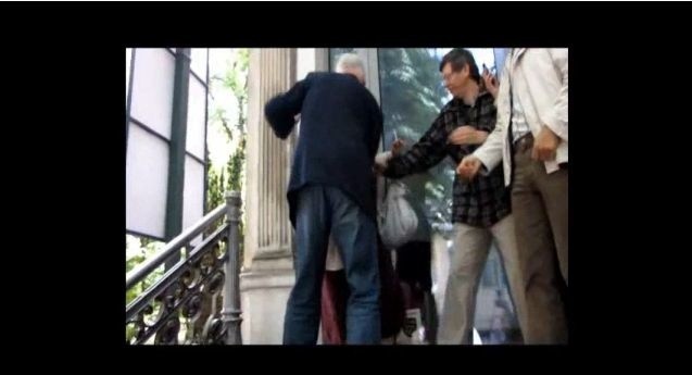 Na filmie opublikowanym w portalu youtube.com widać, jak przed siedzibą Stronnictwa Demokratycznego dochodzi do przepychanek
