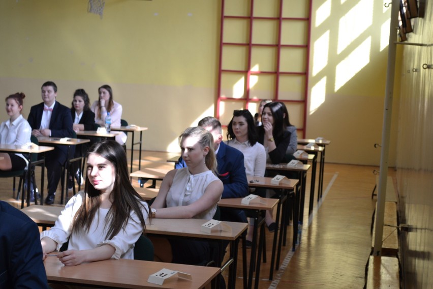 Uczniowie z III LO im. Andersa w Dąbrowie Górniczej-Gołonogu rozpoczęli matury ZDJĘCIA