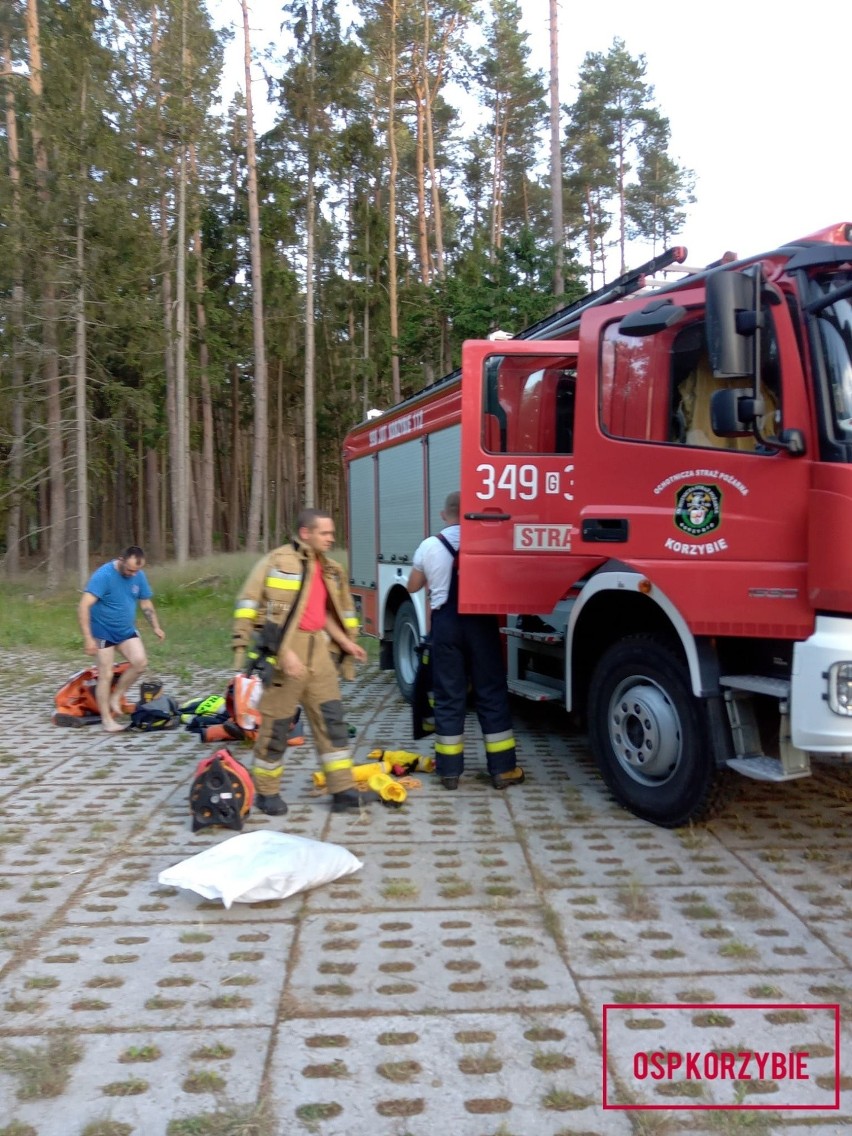 Tragedia w Korzybiu. Z rzeki strażacy wydobyli ciało mężczyzny