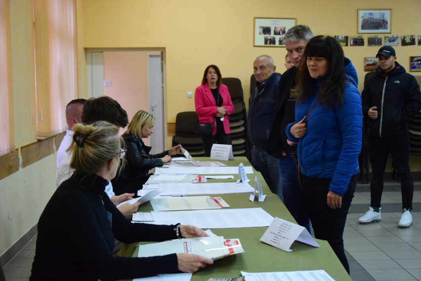 Mieszkańcy Tarnobrzega tłumnie głosowali do ostatnich chwil. Rekordowe zainteresowanie wyborami 2023. Zobacz nowe zdjęcia z komisji!