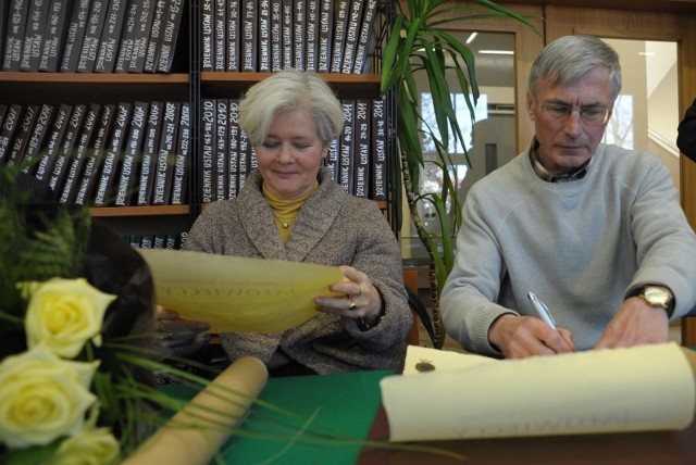Małgorzata i Stanisław Jałowieccy podpisują akt przekazania księgozbioru WBP w Opolu.