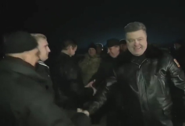 146 ukraińskich jeńców wróciło do domu. Na lotnisku witał ich Petro Poroszenko