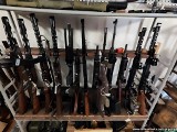 Podejrzany o handlowanie bronią na Dolnym Śląsku zatrzymany. Miał w domu cały arsenał! Ponad 180 sztuk broni i działka lotnicze