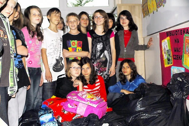 Grupa uczniów Szkoły Podstawowej nr 4 w Inowrocławiu i część zebranych przez nich darów