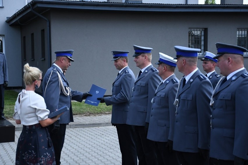 Podczas uroczystości 21 policjantów otrzymało awanse ​na...