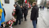 Obchody 79. rocznicy Marszu Śmierci w Pszczynie. Salwa honorowa i kwiaty pod tablicą pamięci. Z Warszawy przyjechał prezes IPN (ZDJĘCIA) 