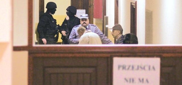 Uzbrojeni antyterroryści ochraniali budynek włocławskiego sądu, gdzie w wydzielonym, zamkniętym skrzydle rozpoczął się proces grupy Niedzióła