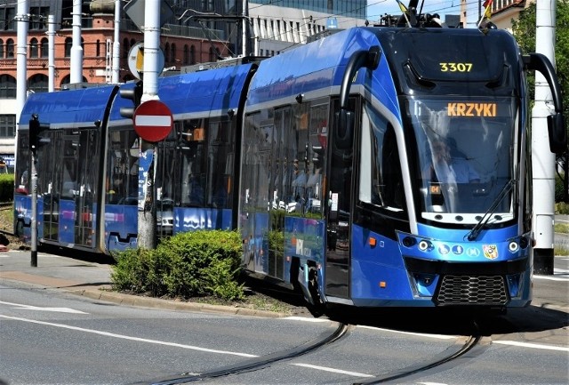 Łącznie około 30 linii tramwajów i autobusów we Wrocławiu zmienia trasy od tego weekendu