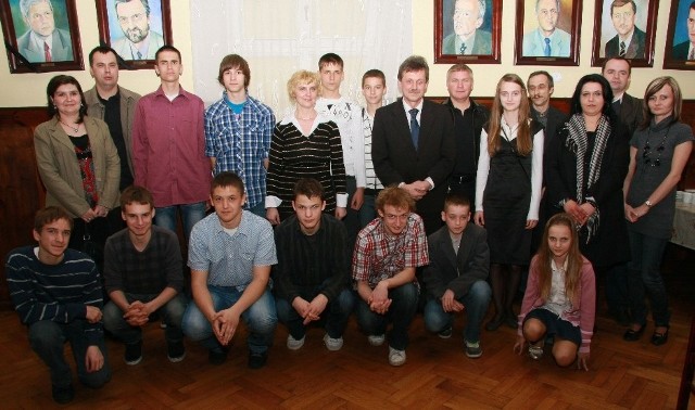 Stypendyści Karolina i Sandra Białowskie, Filip Oniszczuk, Karol Figiel, Ryszard Makowski, Mateusz Szulikowski, Mateusz Kaczorek, Paweł Kowalczyk, Mateusz Waltrowski, Jan Marcela, Konrad Nowak i Adrian Tama razem z rodzicami i komisarzem. (Na zdjęciu brakuje Mateusza Pihana).