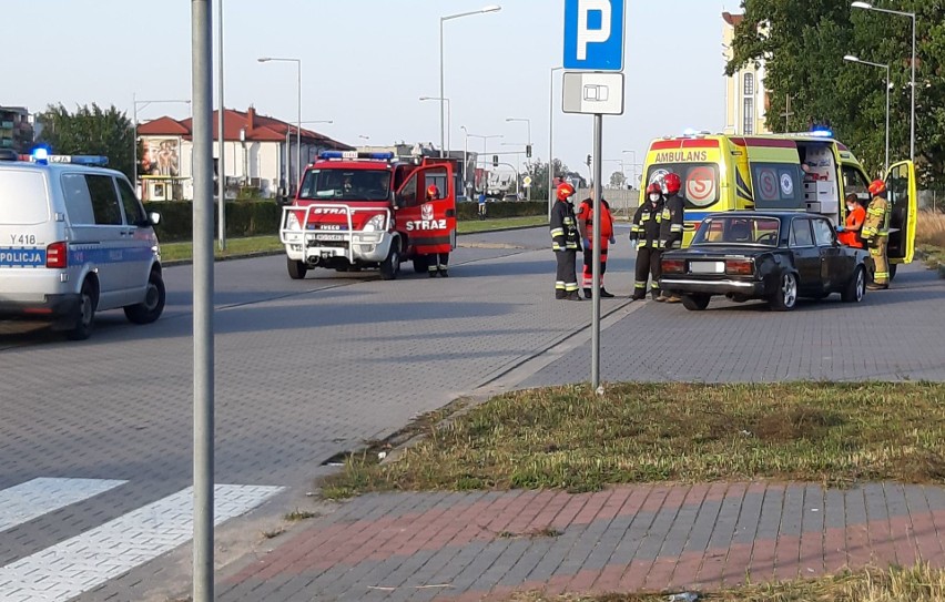 Ostrołęka. Kolizja na obwodnicy. Łada wypadła z drogi. 3.10.2020. Zdjęcia