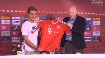 Mario Goetze popełnił faux pas. Przyszedł na prezentację Bayernu w koszulce  Nike (ZDJĘCIA) | Gol24