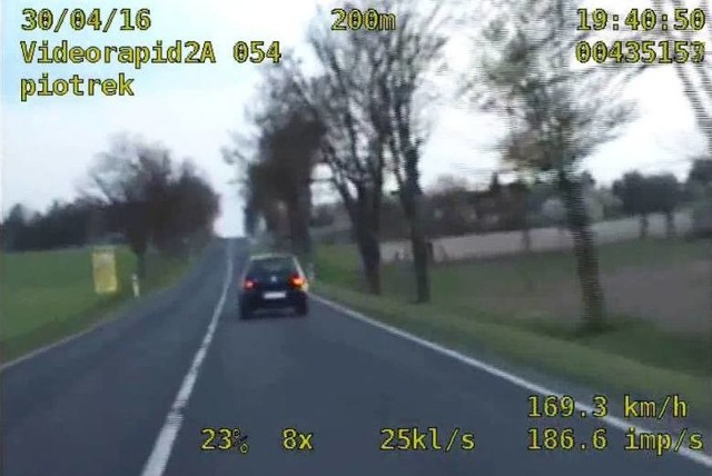 Radiowóz policyjny zanotował na radarze 169.3 km/h.