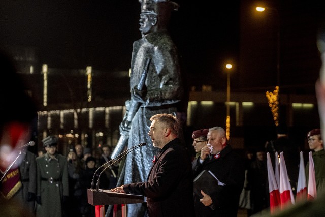 Miejscem głównych uroczystości związanych ze 101 rocznicą wybuchu Powstania Wielkopolskiego był tradycyjnie pomnik Powstańców Wielkopolskich przy ul. Królowej Jadwigi. 