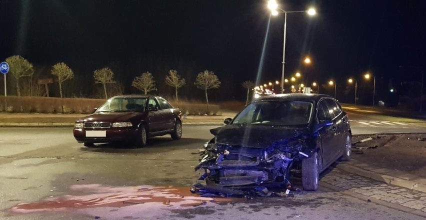 Wypadek na rondzie Kupiszewskiego w Ostrołęce. Zderzyły się dwa samochody osobowe. 5.04.2021