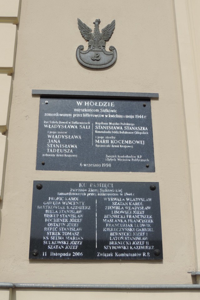 Tablica pamiątkowa na budynku "starej szkoły" w rynku w Sułkowicach
