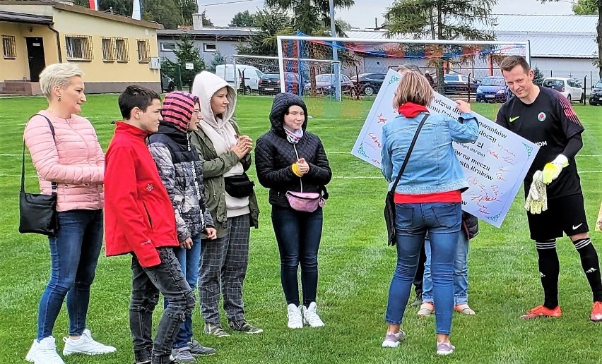 Piłkarze Orła Ryczów i Beskidu Andrychów wsparli Dom Dziecka w Radoczy