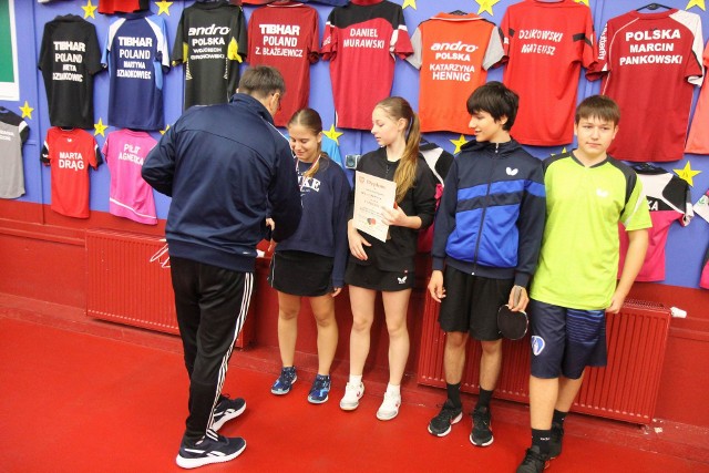 Dziewczynki ze SP nr 2 w Chełmnie i chłopcy ze SP nr 4 w Chełmnie będą reprezentować powiat chełmiński w półfinale wojewódzkim tenisa stołowego