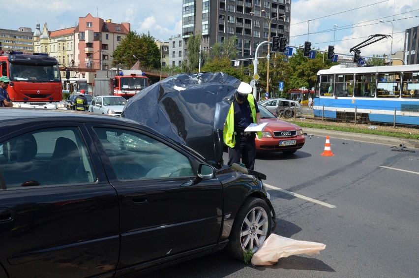 Wrocław: Wypadek na Legnickiej. Opel zablokował torowisko (ZDJĘCIA)