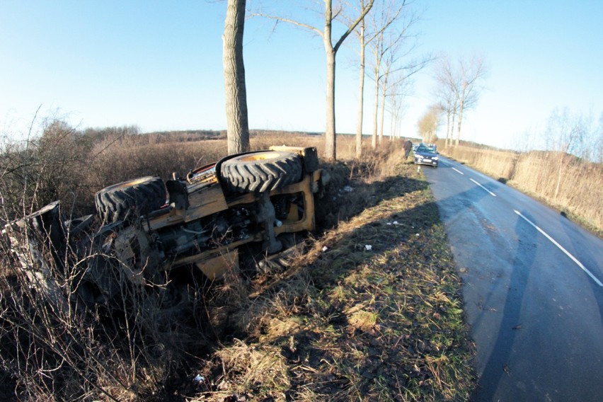 Na drodze koło Drągowiny pod Nowogrodem Bobrzańskim koparka...