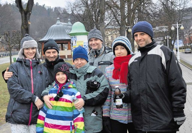 Piotr Niewęgłowski (z prawej) od lat przyjeżdża na narty w Beskidy. Z żoną i grupą przyjaciół zatrzymali się w Żegiestowie. Krynicę chętnie odwiedzają, żeby skorzystać np. z koncertów