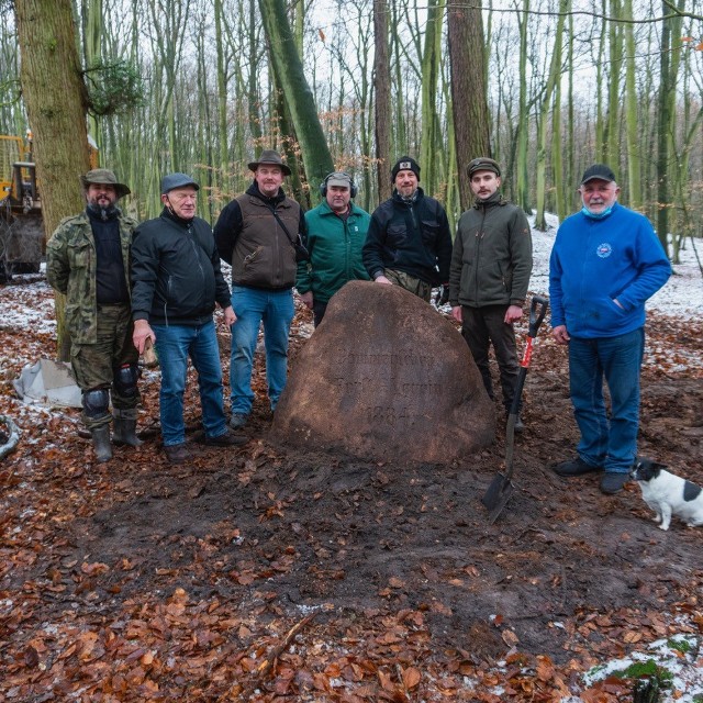 Głaz pomnikowy o wadze 3,2 tony w lesie w Mścięcinie