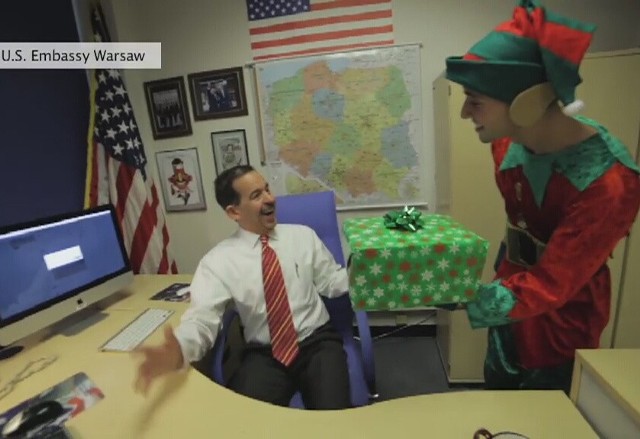 Ambasador USA w Polsce Stephen D. Mull dostaje paczkę od Elfa. Rózga czy prezent?