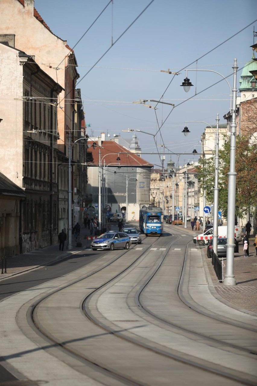 Kraków. Niekończące się poprawki na ulicy Krakowskiej. Zamontują na niej 300 znaków i 130 słupków ozdobnych [ZDJĘCIA]