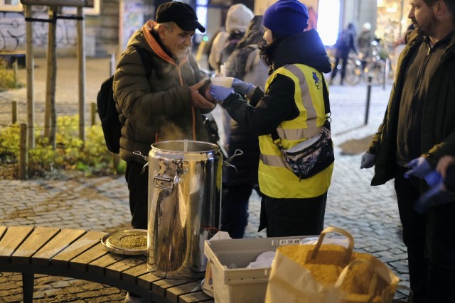 Wolontariusze częstują ciepłą zupą wegańską w oświetlonym, spokojnym Poznaniu. Za tydzień będą pod kinem Poznań w Charkowie - zrujnowanym wojną mieście bez prądu.