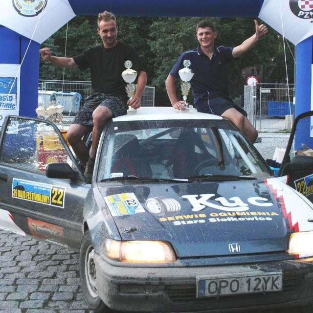 Załoga Automobilklubu Opolskiego: kierowca Łukasz Milek (z prawej) i pilot Dawid Tomala, jadąca hondą civic, w Rajdzie Festiwalowym zwyciężyli w klasie III.