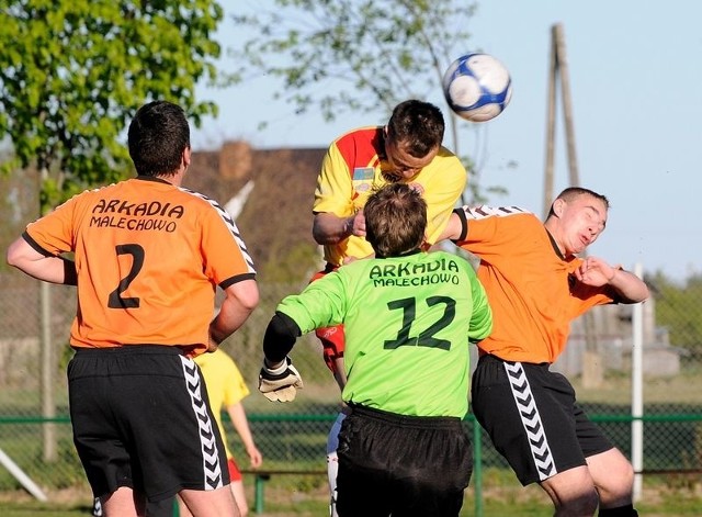 Zawodnicy Arkadii (pomarańczowe koszulki) wygrali w Tychowie 3:0.