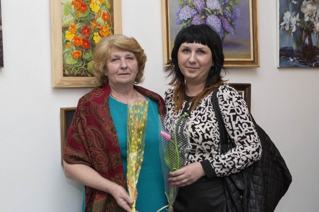 Każda z pań na imprezie z okazji Dnia Kobiet, otrzymała tulipana. Na zdjęciu pińczowska radna Sylwia Puchała z mamą Teresą.