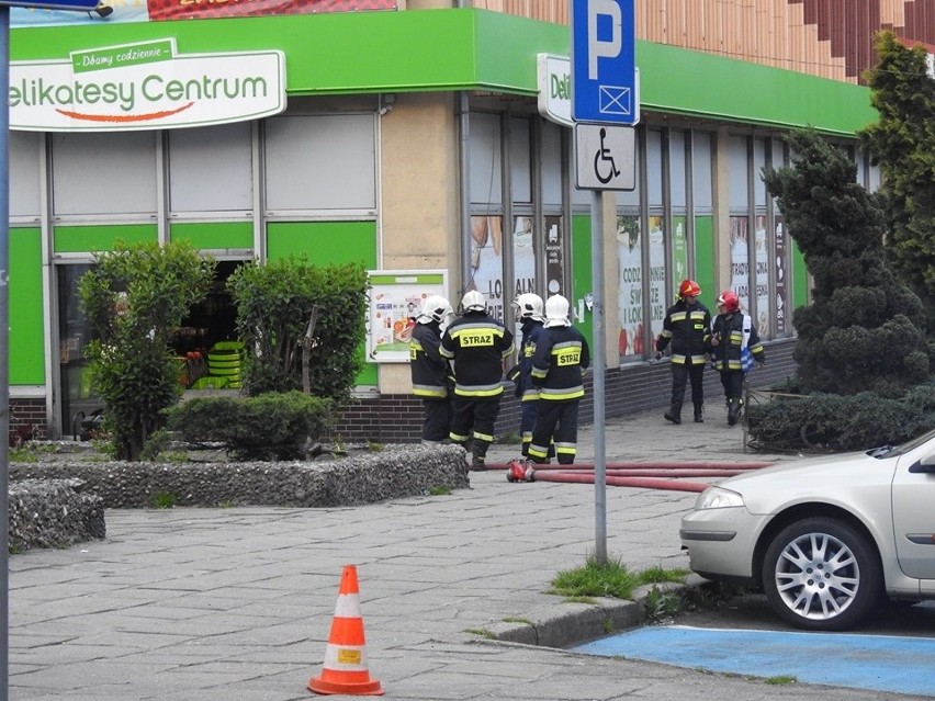 Pożar w domu handlowym. Siedem zastępów straży w akcji [ZDJĘCIA]