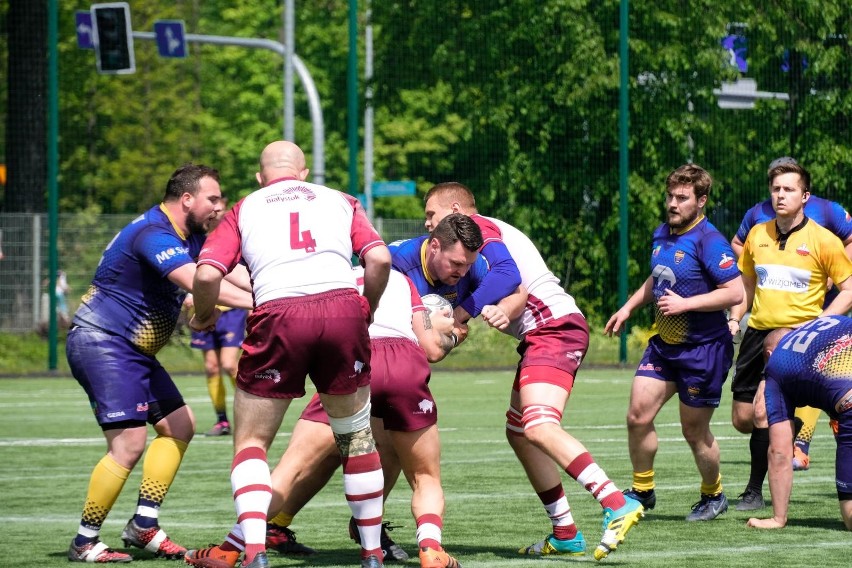 Zawodnicy Rugby Białystok (jaśniejsze stroje) rozgromili u...