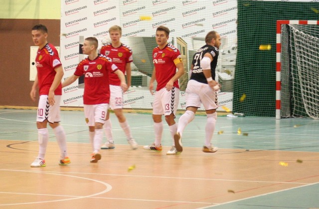 Vadym Ivanov (z nr 9) strzelił dwa gole. Radość w zespole była ogromna, gdy udało się zremisować mecz, który chojniczanie przegrywali już 0:2.