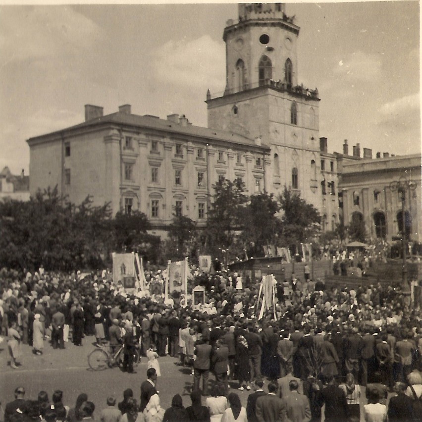 Lipiec 1949 r. Tłum wiernych stojący na placu Katedralnym i...