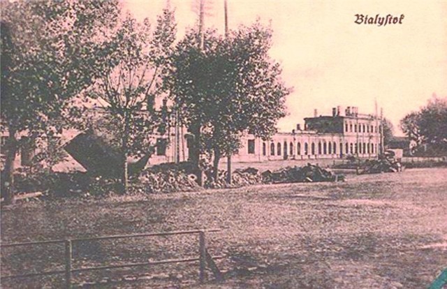 Dworzec kolejowy spalony przez Rosjan w 1915 roku.