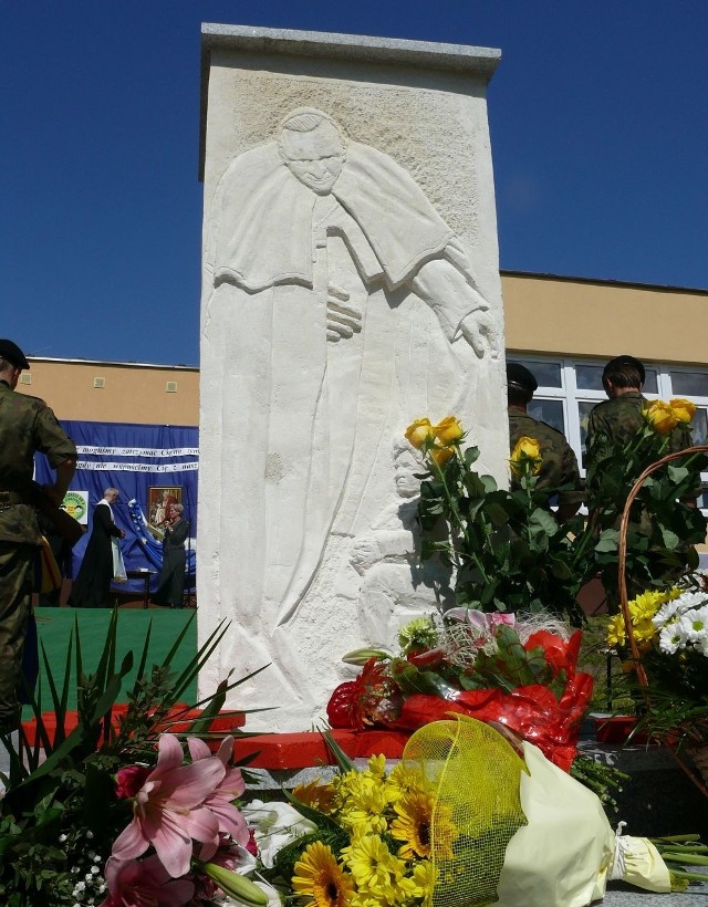 Obelisk przedstawiający Jana Pawła II stanął przed przedszkolem numer 3 w Staszowie. Autorem rzeźby jest Władysław Sadłocha.