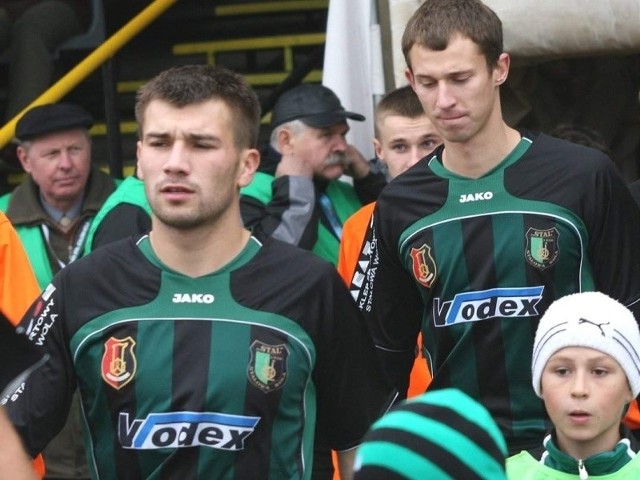 Piłkarze Stali Stalowa Wola (z lewej Tomasz Demusiak, obok Bartosz Rosłoń) zremisowali z KSZO Ostrowiec Świętokrzyski 0:0.