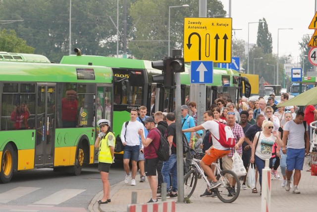 Zarząd Transportu Miejskiego od sierpnia wprowadził rozszerzenia ulg i darmowych przejazdów komunikacja miejską. Jednym z rozszerzeń jest możliwość bezpłatnego podróżowania we wszystkich strefach podczas smogu. Do tej pory z takiego przywileju mogli korzystać tylko poznaniacy.