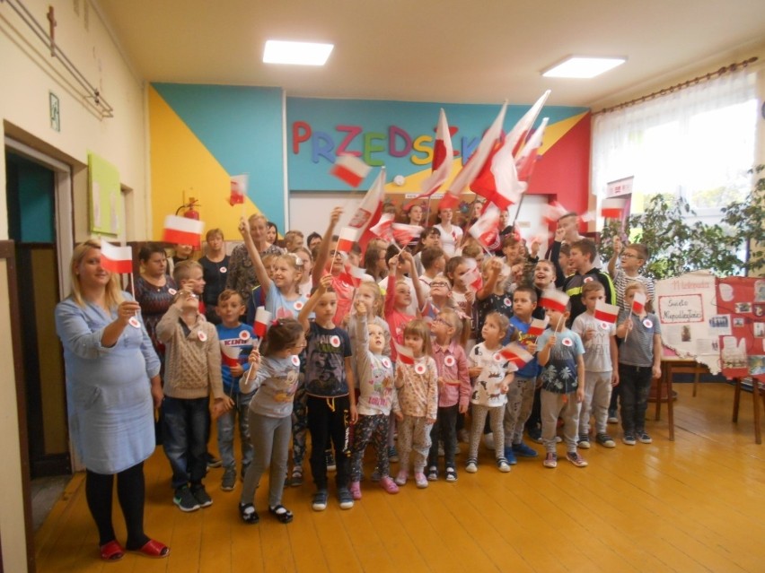 Uczniowie Zespołu Szkolno-Przedszkolnego w Żelisławicach śpiewali Hymn Polski [ZDJĘCIA]